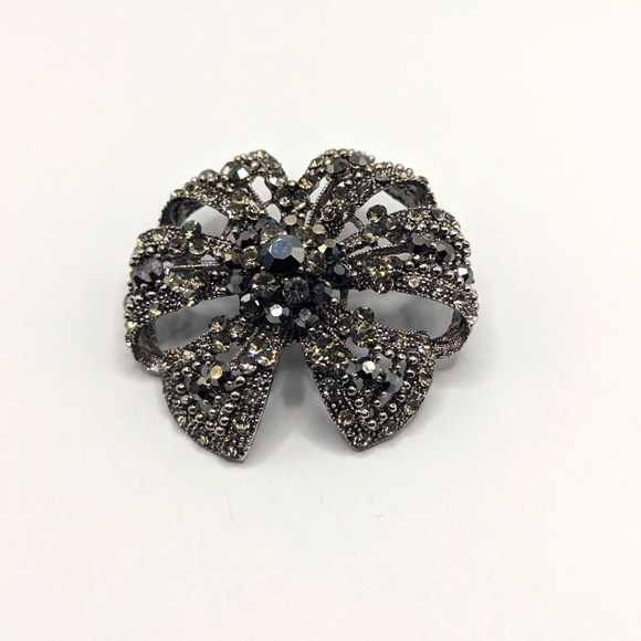 Sparkle bow brooch - Picture 1 of 6
